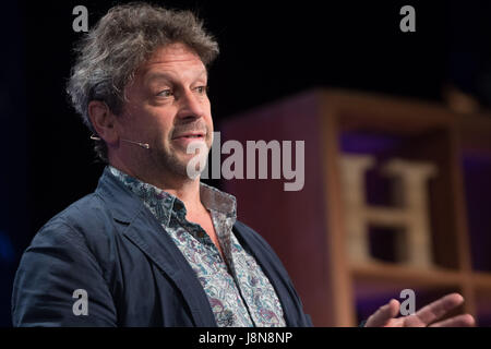 Hay Festival, au Pays de Galles, Royaume-Uni mardi 30 mai 2017 DAVID Volcanologue M Pyle de l'Université d'Oxford parle de 'Volcans : Rencontre à travers les âges", le 6e jour de la Hay Festival 2017, dans la petite ville galloise de Hay-on-Wye dans les régions rurales de Powys. Maintenant dans sa 30e année, le festival de littérature tire quelques-uns des meilleurs écrivains, des universitaires et des commentateurs du monde entier, et des dizaines de milliers de visiteurs par jour pour ce qui a été décrit par l'ancien président américain Bill Clinton comme "le Woodstock de l'esprit' Crédit photo Credit : Keith Morris/Alamy Live News Banque D'Images