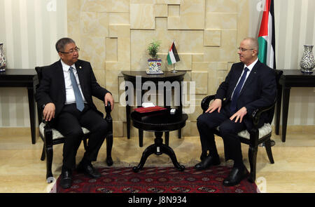 Ramallah, Cisjordanie, territoire palestinien. 30 mai, 2017. Le Premier Ministre palestinien Rami Hamdallah rencontre avec Gong Xiaosheng, envoyé spécial de la Chine sur les affaires du Moyen-Orient, dans la ville de Ramallah, en Cisjordanie, le 30 mai 2017 Crédit : Premier Ministre Office/APA/Images/fil ZUMA Alamy Live News Banque D'Images