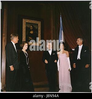 Dévoilement de la Joconde à la National Gallery of Art le 8 janvier 1963. De gauche à droite : le président des États-Unis John F. Kennedy, Madame Malraux, Ministre français des Affaires Culturelles André Malraux, première dame Jacqueline Kennedy, vice-président des États-Unis Lyndon B. Johnson. Crédit obligatoire . : Robert Knudsen - Maison Blanche via CNP /MediaPunch Banque D'Images