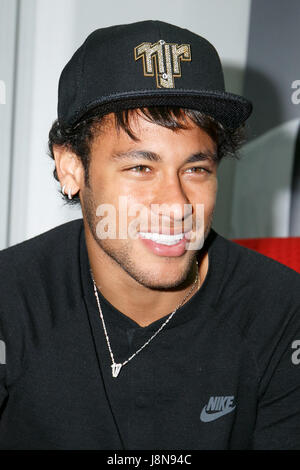 Tokyo, Japon. 30 mai, 2017. Jr Neymar pose pour les caméras à GaGa MILANO Harajuku store le 30 mai 2017, Tokyo, Japon. De nombreux fans se sont rassemblés devant GaGa MILANO store dans le quartier de la mode d'Harajuku pour avoir un aperçu de leur idole. Le joueur de football brésilien est au Japon pour promouvoir GaGa Milano montres. La marque est célèbre son 8ème anniversaire depuis son lancement au Japon. Credit : Rodrigo Reyes Marin/AFLO/Alamy Live News Banque D'Images