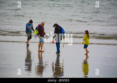 Longrock, près de Marazion, Cornwall, UK. 30 mai 2017. Météo britannique. La plage à Longrock était calme au début de la semaine de vacances de la banque, avec une poignée de gens de la planche à voile, marche à pied leurs chiens, en tenant un jogging ou simplement pottering autour sur la plage. Il a été doux, avec une température de 19 degrés C. Crédit : cwallpix/Alamy Live News Banque D'Images