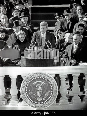 Le président des États-Unis John F. Kennedy livre son discours après avoir été assermenté comme le 35e président des États-Unis sur le front de l'Est de la capitale américaine à Washington, D.C. Le vendredi 20 janvier 1961. Vice-président des États-Unis Lyndon B. Johnson a l'air sur de droite..Credit : Arnie Sachs / CNP /MediaPunch Banque D'Images