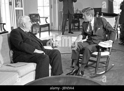 Le président des États-Unis John F. Kennedy (dans un rocking-chair), droite, rencontre le Premier Ministre Australien Robert G. Menzies, à gauche, dans le bureau ovale de la Maison Blanche à Washington, DC Le 25 septembre 1962. Credit : Arnie Sachs/CNP /MediaPunch Banque D'Images