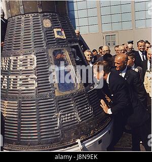 Le président des États-Unis John F. Kennedy inspecte l'intérieur de l'Amitié '7' le 23 février 1962 à Hanger S, Cap Canaveral, Floride. Le Président a présenté la Médaille de service distingué de la NASA (DSM) de Glenn astronaute. De gauche à droite : le président Kennedy, le Lieutenant-colonel John H. Glenn, Jr., d'autres. Crédit obligatoire : Cecil Stoughton - La Maison Blanche via CNP /MediaPunch Banque D'Images