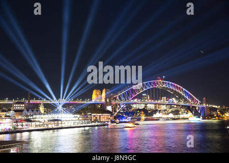 Sydney, Australie, mardi 30 mai 2017.Sydney Harbour Bridge et spectacle de lumière Vivid Sydney au Circular Quay. Le port de Sydney, le terminal de passagers outre-mer, Circular Quay et le Sydney Harbour Bridge sont illuminés par des projets lumineux pendant le festival Vivid Light, Nouvelle-Galles du Sud, Australie crédit : martin Berry/Alamy Live News Banque D'Images