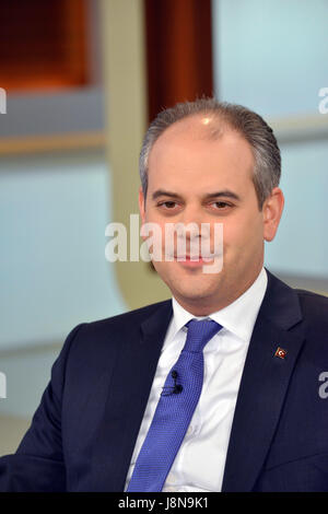 Berlin, Allemagne. Mar 12, 2017. Akif Cagatay Kilic, Ministre turc de la jeunesse et des sports, prises le 05.03.2017 au cours de l'ARD talk show "Anne" sur le thème "crise entre Berlin et Ankara - Comment traiter avec Erdogan Turquie ?' dans le studio Berlin-Adlershof. Photo : Karlheinz Schindler/dpa-Zentralbild/ZB | worldwide/dpa/Alamy Live News Banque D'Images