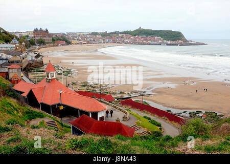 Scarborough, Yorkshire, UK. Le 08 mai 2017. La fonte rare pont passerelle multi prises à partir de St Nicholas Cliff menant à la Spar et sud. Banque D'Images