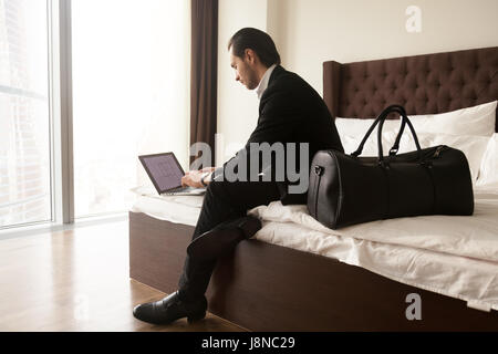 Présentation de l'entrepreneur vérifie dans chambre d'hôtel Banque D'Images