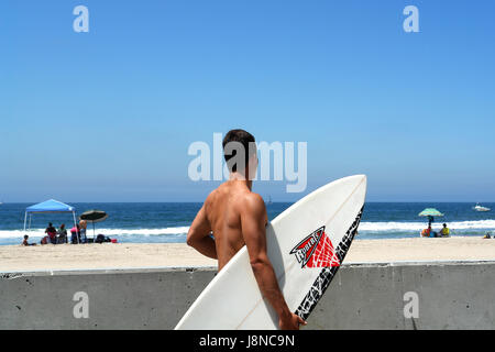 Un internaute donne sur la mer sur la plage de Venice, California, USA Banque D'Images