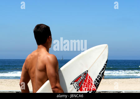 Un internaute donne sur la mer sur la plage de Venice, California, USA Banque D'Images