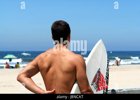 Un internaute donne sur la mer sur la plage de Venice, California, USA Banque D'Images