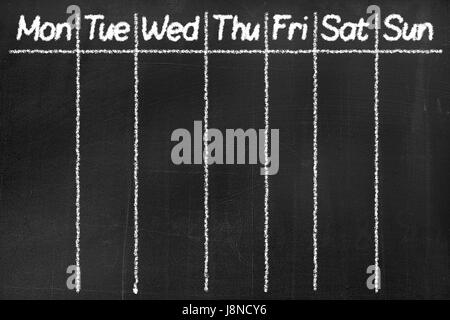 Tableau noir avec le texte "Tableau noir avec le texte 'lundi, mardi, mercredi, jeudi, vendredi, samedi, dimanche ' texture d'arrière-plan Banque D'Images