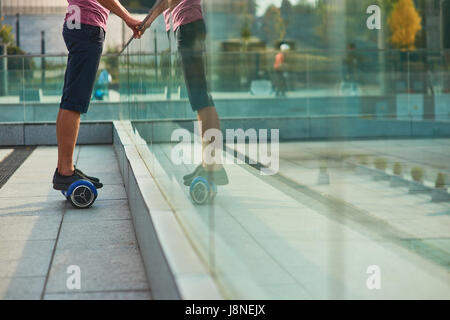 Homme gyroscooter sur les jambes. Banque D'Images