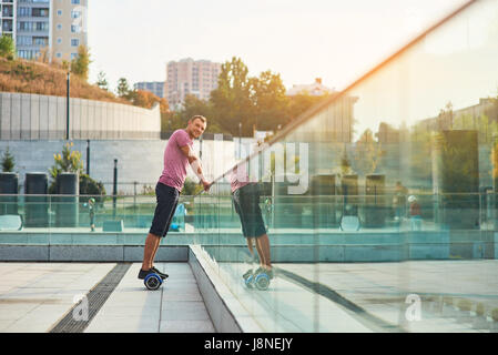 Jeune homme sur hoverboard. Banque D'Images