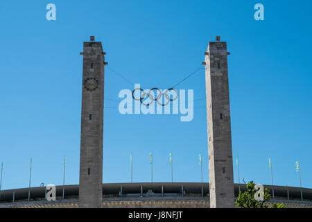 Berlin, Allemagne - le 27 mai 2017 : Les Anneaux olympiques à l'Olympiastadion (stade Olympique) à Berlin, Allemagne Banque D'Images