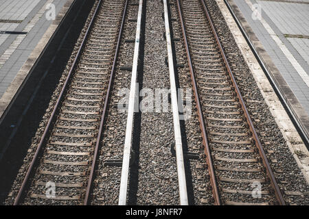 Deux voies de chemin de fer de dessus - chemin de fer, rails Banque D'Images