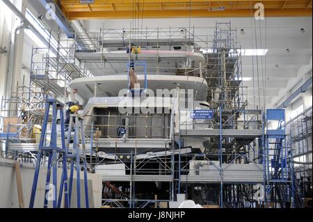 Viareggio (Toscane, Italie), les chantiers navals, la construction d'Overmarine yachts de luxe Banque D'Images