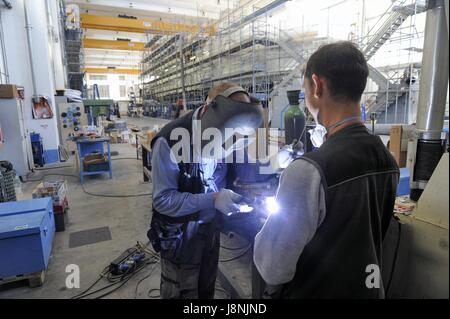 Viareggio (Toscane, Italie), les chantiers navals, la construction d'Overmarine yachts de luxe Banque D'Images