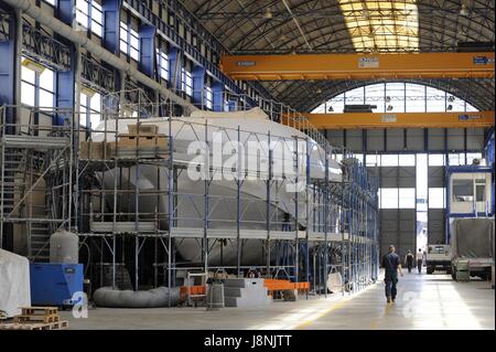 Viareggio (Toscane, Italie), les chantiers navals, la construction d'Overmarine yachts de luxe Banque D'Images