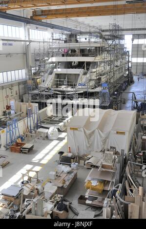 Viareggio (Toscane, Italie), les chantiers navals, la construction d'Overmarine yachts de luxe Banque D'Images