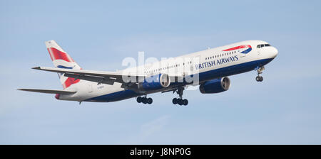 British Airways Boeing 767 G-BZHC en approche finale à l'aéroport de Londres Heathrow LHR Banque D'Images