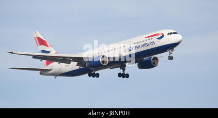 British Airways Boeing 767 G-BZHC en approche finale à l'aéroport de Londres Heathrow LHR Banque D'Images