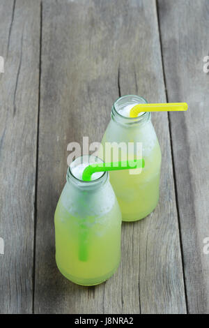 Le jus de pomme dans des bouteilles en verre sur la table en bois marbre,Concept de boisson santé jus de fruits. Banque D'Images