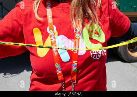 Montréal, Québec, CANADA - 19 MAI 2017 : prévention fille avec le logo Vive 375 sur son t-shirt le long de rues de Montréal pendant 375e anniversaire Banque D'Images