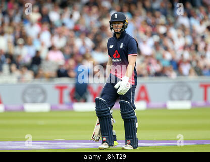 L'Angleterre Eoin Morgan promenades hors du terrain après avoir été pris à l'Afrique du Quinton de Kock du bowling de Wayne Parnell au cours de l'International Un Jour du Seigneur, à Londres. Banque D'Images