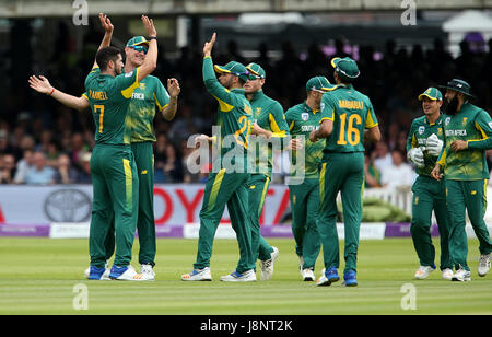 L'Afrique du Sud célèbre Parnell Wayne avec ses coéquipiers après l'Angleterre, Eoin Morgan (pas sur la photo) est capturé par Quinton de Kock pendant un jour à l'International du Seigneur, Londres. Banque D'Images