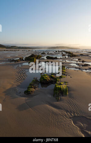 Pierres et rochers dans la lumière du soleil du soir sur la plage Cabo / Guerra, San Vicente de la Barquera, Cantabria Banque D'Images