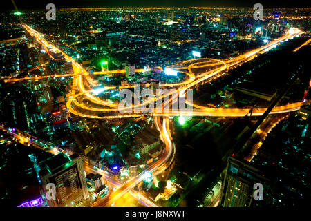 Bangkok la nuit.paysage urbain et l'autoroute,route,bâtiments et de trafic Banque D'Images