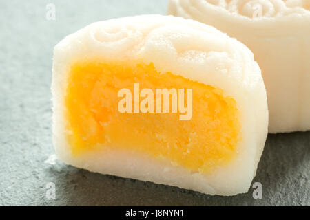 De délicieux en-cas traditionnel chinois Mooncake sur la table. Banque D'Images