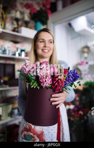 Fleuriste femme holding bouquet de fleurs dans l'intérieur de la jacinthe Banque D'Images