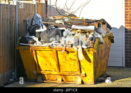 Full UK skip to bin rubbish uk logistique Gestion des déchets Déchets ordures débordant en attente de déménagement à l'enfouissement de la propriété après liquidation Banque D'Images