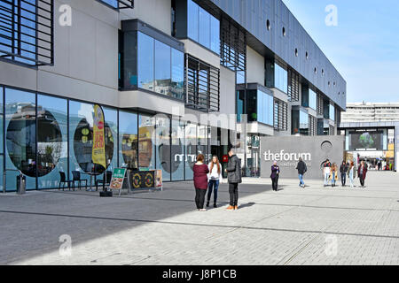Le bâtiment du Forum a des liens académiques avec les collèges et universités locaux et la bibliothèque moderne enseignement supérieur ressources d'apprentissage à Southend Essex Royaume-Uni Banque D'Images