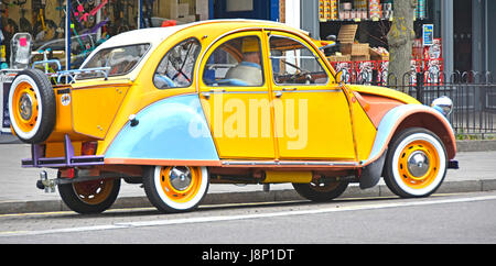 Voiture française Citroën 2cv bien entretenue dans des couleurs inhabituelles avec coffre de coffre étendu monté à l'arrière et barre de remorquage vus sur la route britannique avec plaque d'immatriculation britannique cachée Banque D'Images