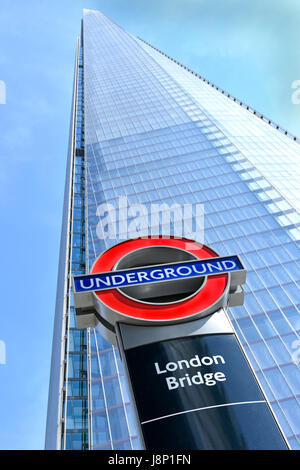 La station de métro London Bridge cocarde signer en face de shard monument skyscraper tous partie du quartier de London Bridge, Southwark développement UK Banque D'Images