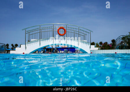 La moitié underwater, eau turquoise sur piscine et foothbridge. Banque D'Images