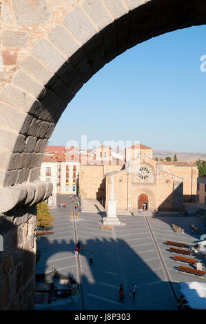 Santa Teresa Square du mur de la ville. Ávila. Castille Leon. L'Espagne. Banque D'Images