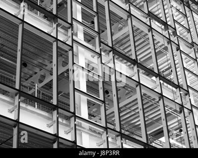 Les travaux de construction à ossature d'acier moderne avec poutres et bâtiment Banque D'Images