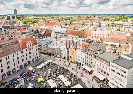 AUGSBURG, ALLEMAGNE - le 20 mai : Vue aérienne de personnes dans un café de la rue à Augsburg, Allemagne le 20 mai 2017. Foto pris de Perlachturm avec vue sur la Banque D'Images