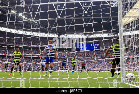 Huddersfield Town's Ésaïe Brown (à droite) à côté de l'étroite plage durant le ciel parier Championship final play-off au stade de Wembley, Londres. Banque D'Images