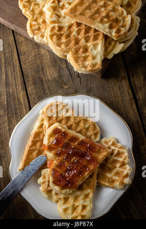 Belgique gaufres sucrées avec de la confiture, sur fond de table en bois Banque D'Images