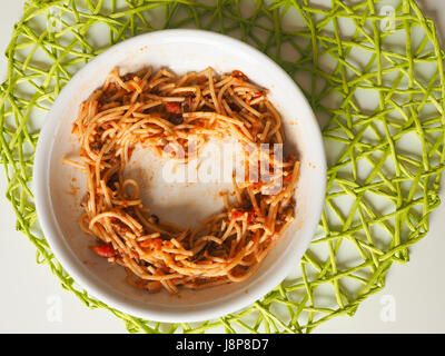 Spaghettis à la bolognaise en forme de coeur sur une plaque blanche, vue du dessus avec lumière naturelle Banque D'Images