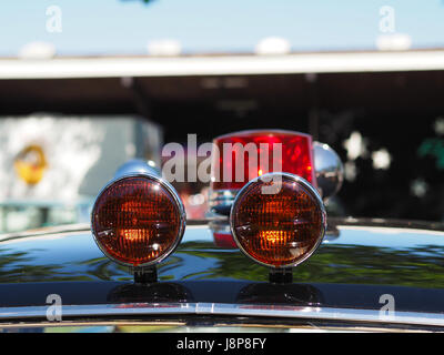 Détail d'un vintage voiture de police devant un grand entrepôt Banque D'Images