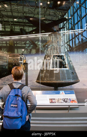 Amitié 7 capsule spatiale Mercury dans lequel John Glenn est le premier astronaute américain en orbite autour de la Terre, à la Nat. Air & Space Museum, Washington, DC. Banque D'Images