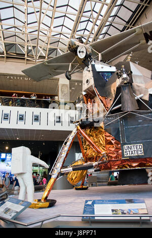 Un module lunaire, qui a atterri sur la lune les hommes dans le programme Apollo, avec l'esprit de saint Louis ci-dessus, à la Nat. Air & Space Museum, Washington, DC. Banque D'Images