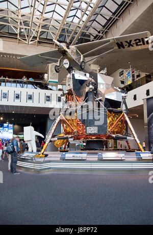 Un module lunaire, qui a atterri sur la lune les hommes dans le programme Apollo, avec l'esprit de saint Louis ci-dessus, à la Nat. Air & Space Museum, Washington, DC. Banque D'Images