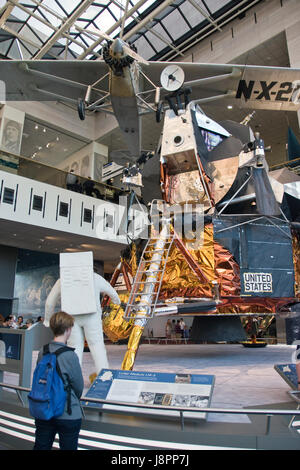 Un module lunaire, qui a atterri sur la lune les hommes dans le programme Apollo, avec l'esprit de saint Louis ci-dessus, à la Nat. Air & Space Museum, Washington, DC. Banque D'Images